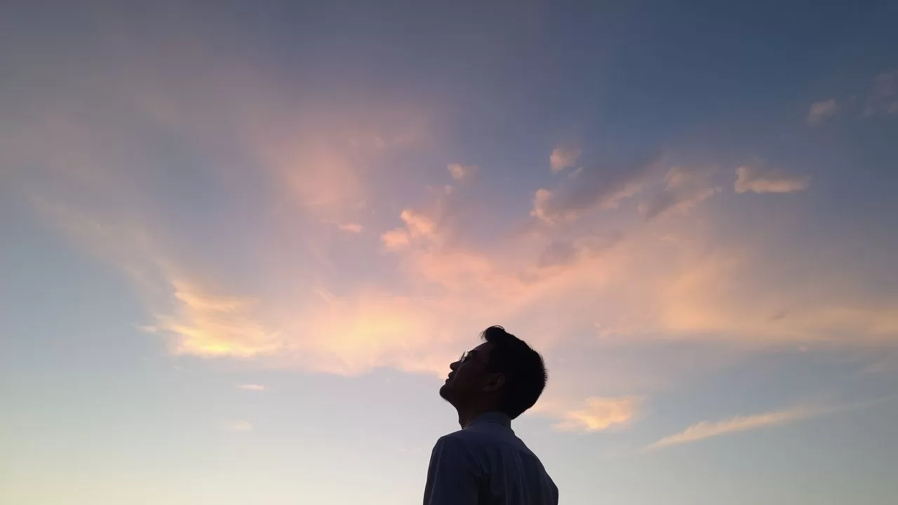 Céu em sonhos: vastidão, esperança e limite
